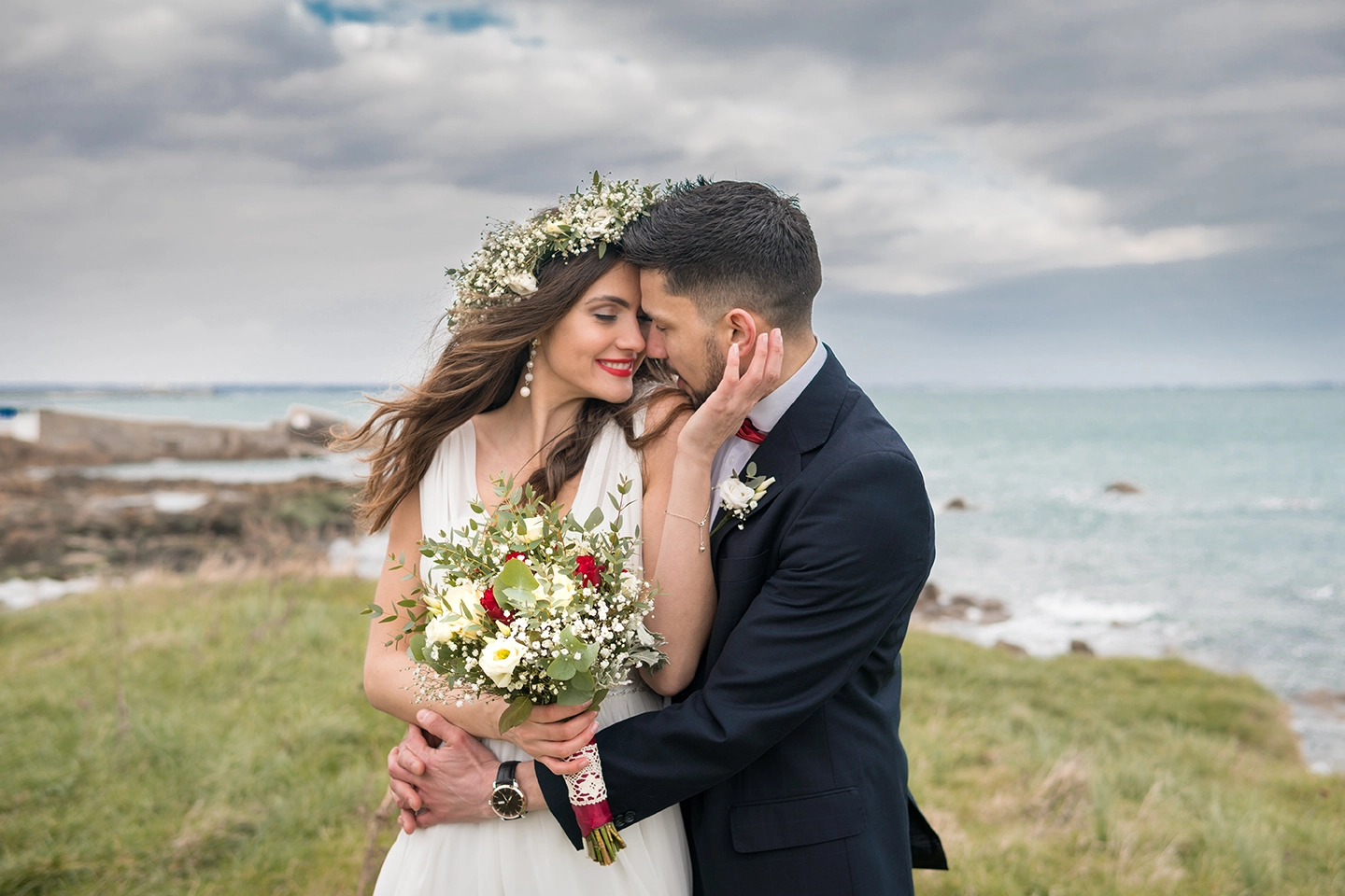 Couple de mariés lors d’un mariage organisé en extérieur en Sologne